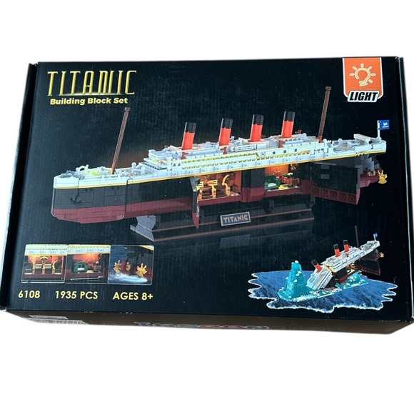 Other - Titanic 2-in-1 Lighted Building Set 1935 Pieces New in Box INSOON brand NWT kids